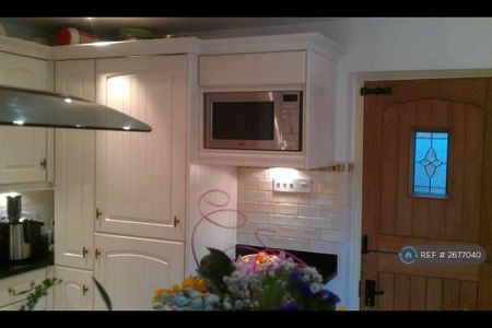 1 bedroom in a house share to rent - Photo 3