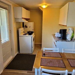 À SAINT-AGATHE-DES-MONTS ,PRÈS DE TOUT LES SERVICES, BORD DE L'EAU RÉSIDENTIEL, BACHELEUR 2½ À LOUER TOUT COMPRIS LIBRE 1 DÉCEMBRE 2025 - Photo 2