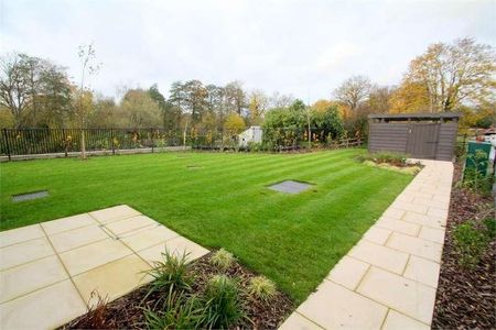 Island Apartments, Royal Quay, Harefield, UB9 - Photo 2
