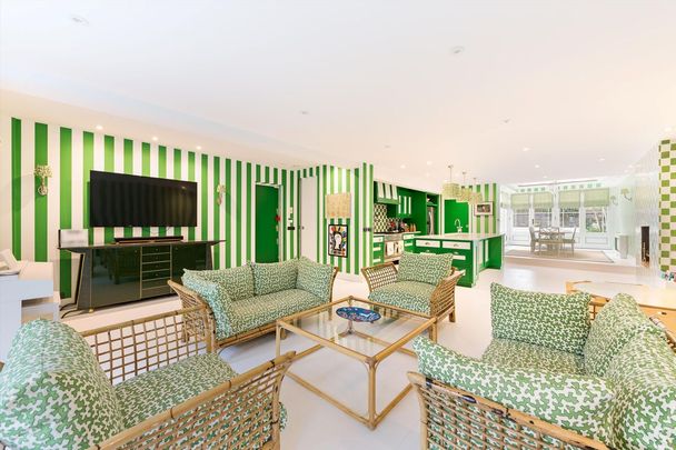 A beautiful family home set on this desirable street in the heart of Kensington. - Photo 1