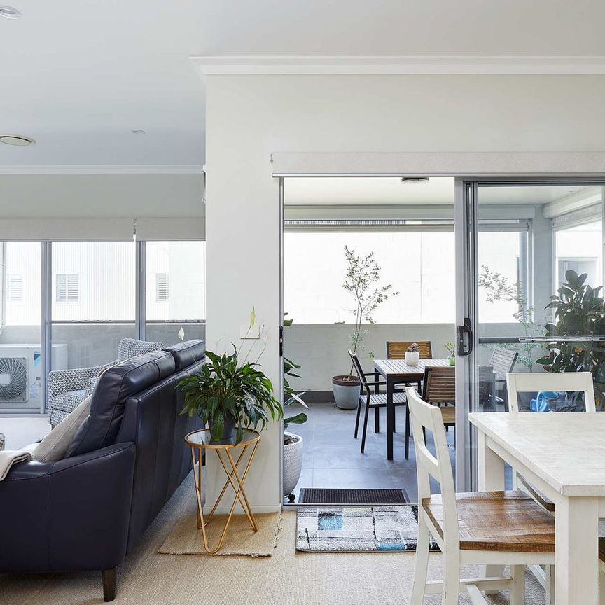 Stylish and Spacious Apartment - Photo 1