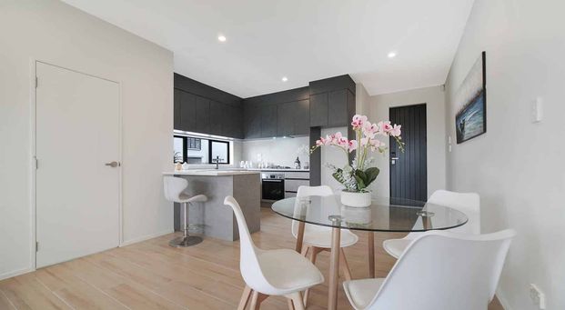 Three Bedroom Stunning Townhouse - Photo 1