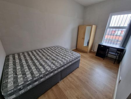 4 bedroom terraced house to rent - Photo 3