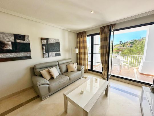Apartamento planta baja en alquiler en Los Arqueros, Benahavis - Photo 1