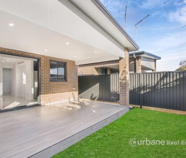 Stylish and Convenient 2-Bedroom Granny House in Guildford - Photo 5