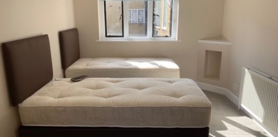 Oxford Court - Photo 2