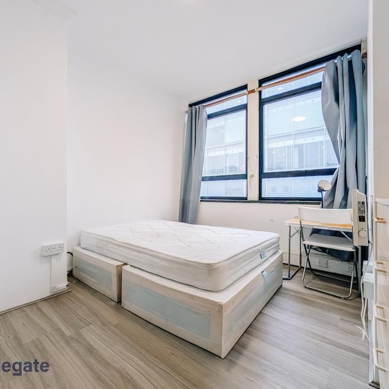 1 bedroom in a flat share to rent - Photo 1