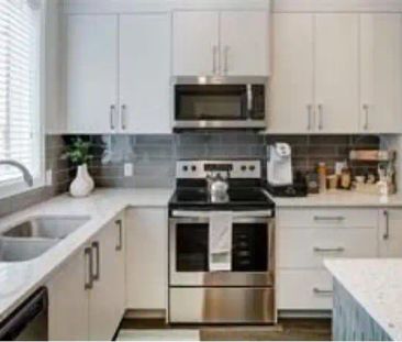 Stunning townhome in the Redstone Area — 4 Bedrooms Townhouse - Photo 1