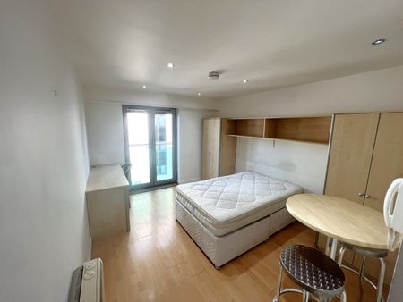 1 bedroom Flat / Apartment - Photo 5