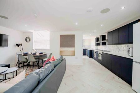 7 Beds 3 Baths - Photo 5