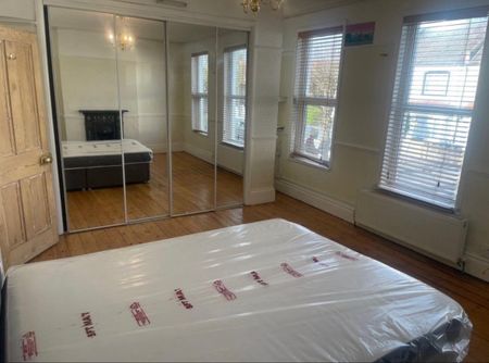 Room in a Shared House, London, CR0 - Photo 2