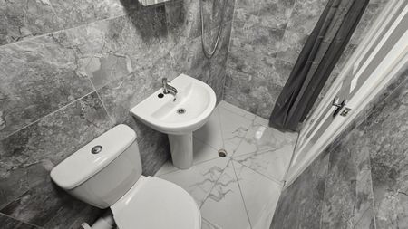 1 bed Studio - To Let - Photo 5