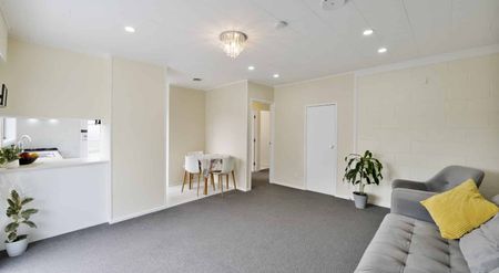 West Is Best – Cozy 2-Bedroom Standalone Home with Spacious Living - Photo 5