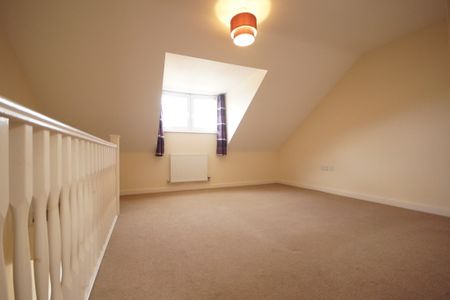 3 bedroom Semi-Detached House to let - Photo 2