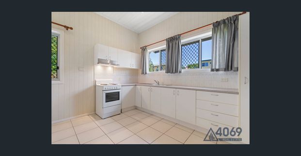 CONVENIENTLY LOCATED FOR THE CITY PROFESSIONAL - Photo 1