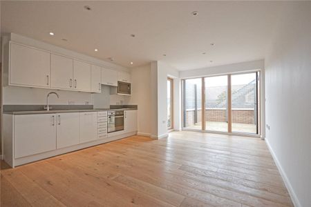 Well presented 1 Bedroom second floor apartment situated within walking distance of the River Cam, the Grafton and Beehive shopping centres. Electric heating. Local amenities close by. Unfurnished. - Photo 2