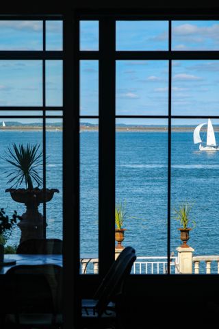 Architecture du début du XXème siècle, cette belle demeure d'inspiration néo-basque d'environ 400 m2, située en première ligne, dispose d'un panorama d'exception entre le centre-ville d'Arcachon et la plage Pereire. - Photo 5