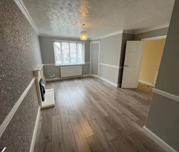4 bedroom Detached house To Let - Photo 5