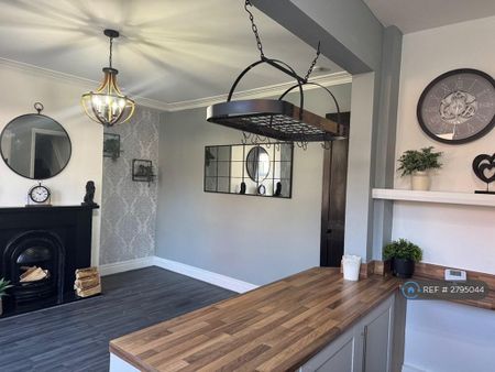 2 bedroom terraced house to rent - Photo 2