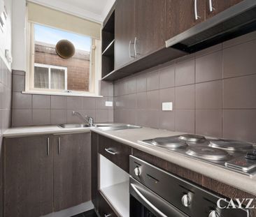 Light filled Apartment in great location - Photo 2