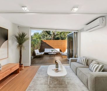 Multilevel family home with sweeping city and Harbour Bridge views. - Photo 3