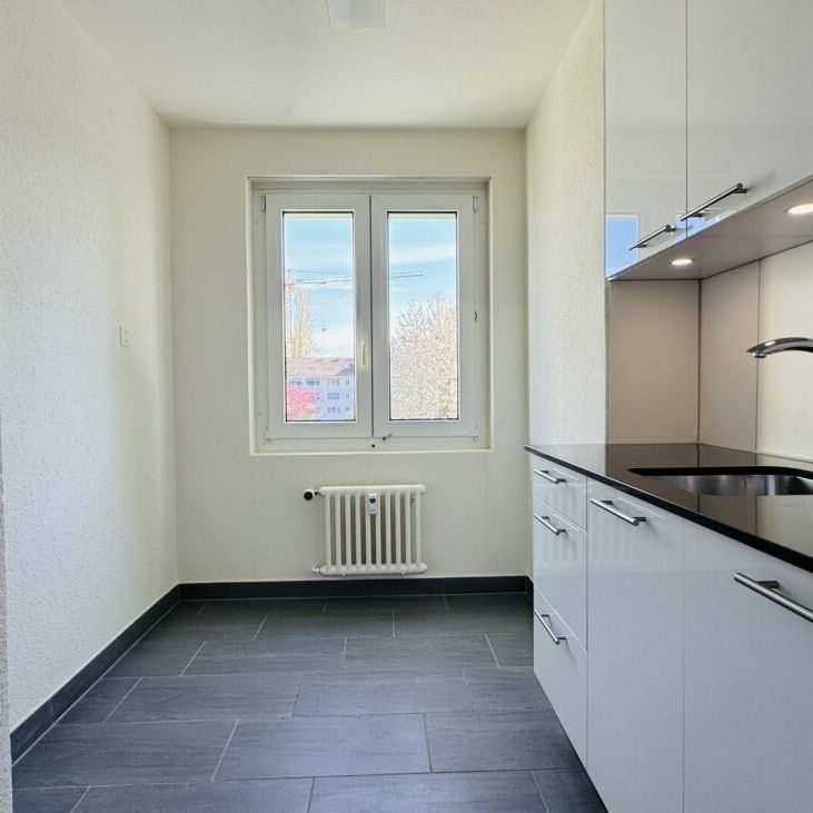 Sonnige 3.5-Zimmerwohnung im 1. OG - frisch renoviert, mit Balkon & Keller - Foto 1