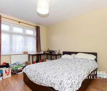 Whitchurch Gardens, Edgware, HA8 - Photo 2