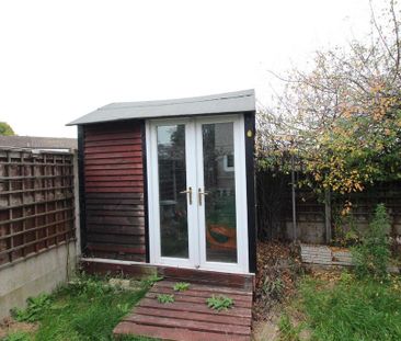 3 bedroom end of terrace house to rent - Photo 2