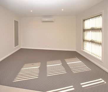 Central&comma; Spacious and Homely&excl; - Photo 3