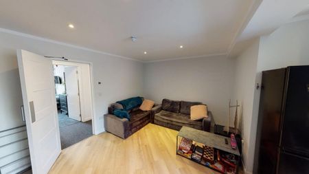 4 bedroom flat to rent - Photo 2
