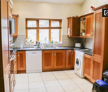 Room for rent in 5-bedroom apartment in Ballymun, Dublin - Photo 5