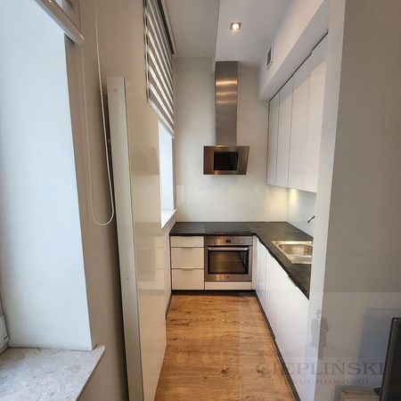 Komfortowe 2 pokoje w centrum z windą i piwnicą. - Photo 5