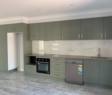 Near-new unit offering low-maintenance living - Photo 4