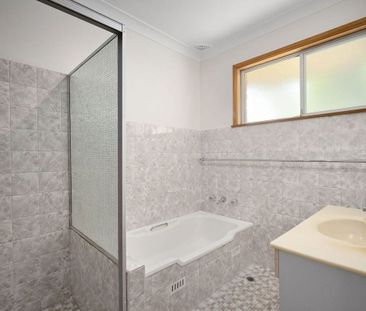 Coastal Comfort in a Prime Mona Vale Location - Photo 3