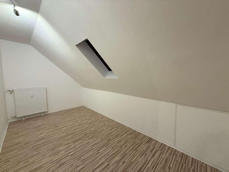 Schöne zwei Zimmer Dachgeschosswohnung mitten in Lage - Photo 2