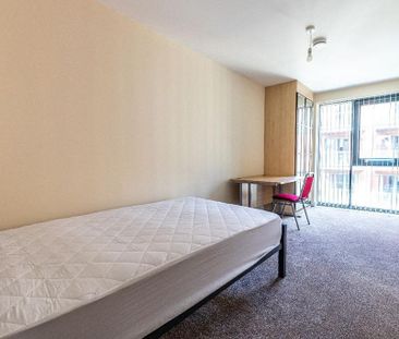 3 bedroom flat to rent - Photo 5