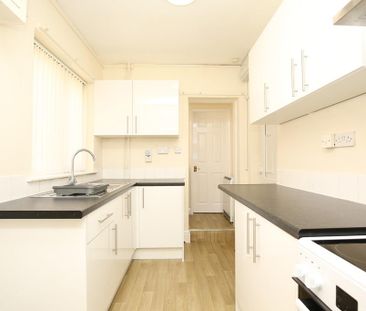 3 bedroom end of terrace house to rent - Photo 2