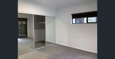 Spacious Four-Bedroom Home in Prime Varsity Lakes - Photo 4