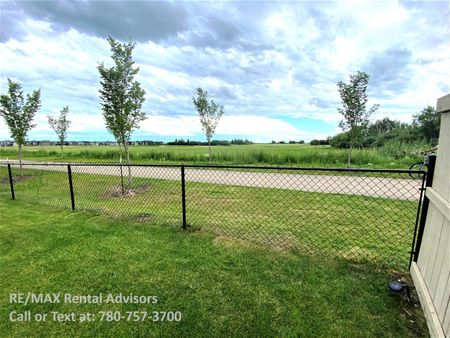 BEAUTIFUL 3 BED, 2.5 BATH, 2 STOREY DUPLEX, W/AN ATTACHED SNGL GARAGE IN THE COMMUNITY OF ORCHARDS - Photo 5