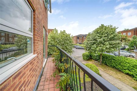 A fantastic recently refurbished five bedroom family home boasting a south facing garden and off-street parking. - Photo 2