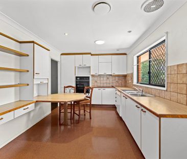 Spacious Dual-Living Family Home in Carina - Photo 4