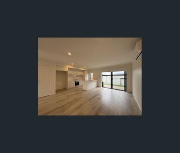 Contemporary 3-Bed Townhouse in Wollert - Photo 2