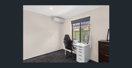 Stylish 2-Bedroom End-Unit in Quiet Cul-de-Sac - Photo 4