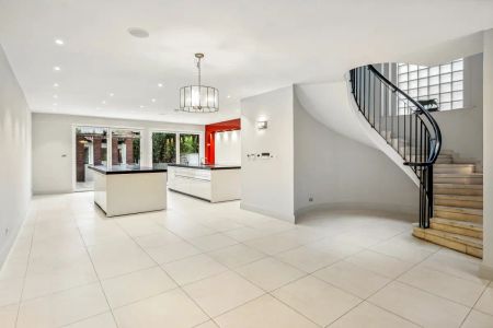 7 bedroom house in Chelsea - Photo 2