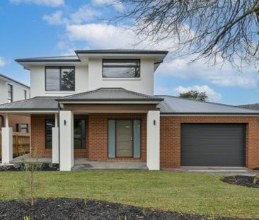 Stunning Townhouse, Fabulously Finished! - Photo 2