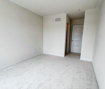 For Lease - 194 Vantage Loop Street, Newmarket, Ontario - Photo 6