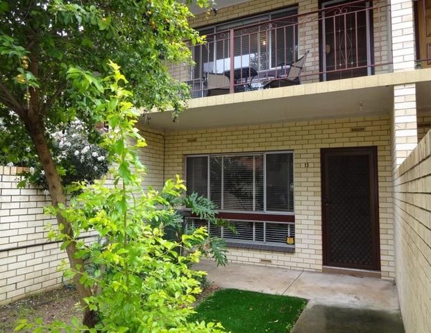 Cafes, shopping and The Parade on your doorstep! - Photo 1