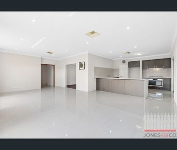 High-Spec Spacious Family Living in a Fantastic Bassendean Location - Photo 4