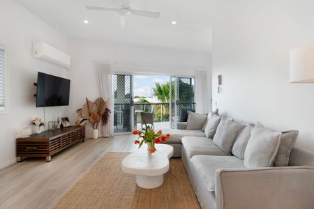 Renovated Luxury Apartment in Burleigh Heads - Photo 3