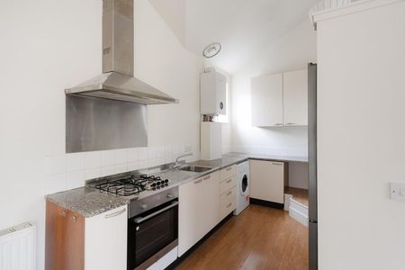 2 Bed Flat - Photo 3